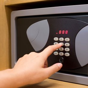 dont_trust_hotel_safe_sunnycircle