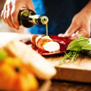 06_foods_fight_wrinkles_olive_oil_knape