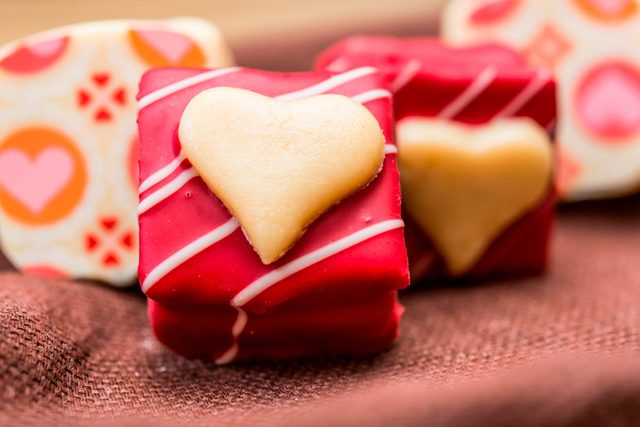 03-holiday-Super-Savvy-Ways-to-Save-Money-at-Restaurants_157297334-ilolab