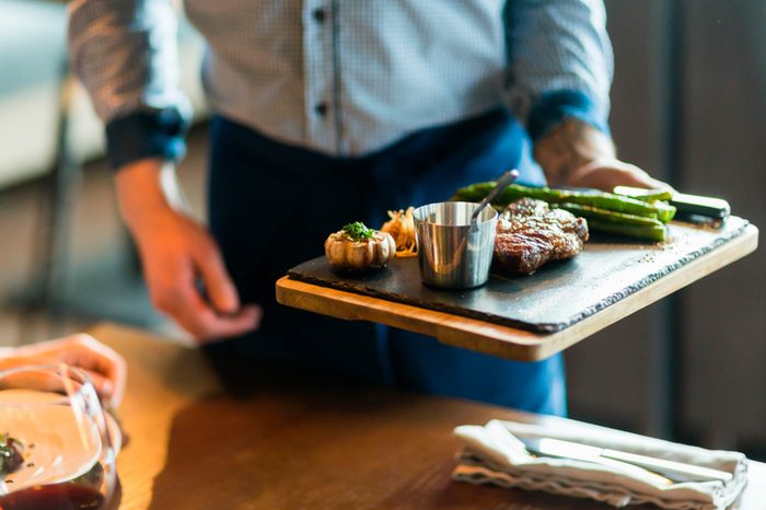 36-strange-things-Secrets-Your-Waiter-Won't-Tell-You_670807510-UfaBizPhoto