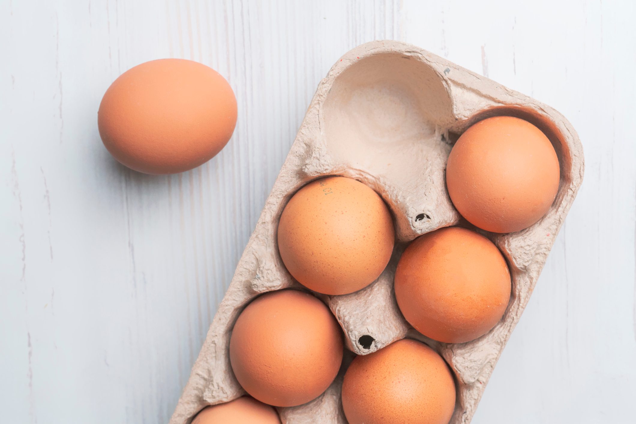 This Is the Right Way to Remove Eggs from a Carton