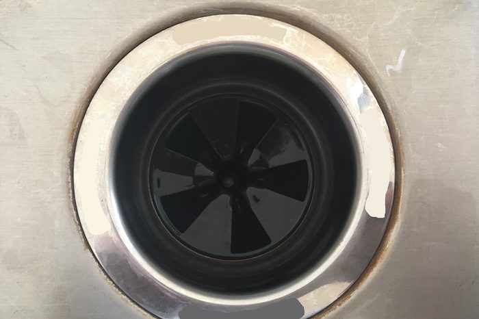 Waste disposal plug hole in a kitchen sink