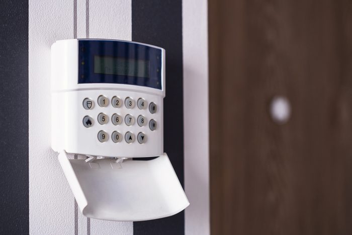 Protection of the apartment and the house. Alarm and surveillance console. Apartment under protection
