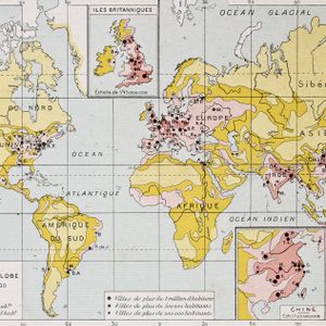 Map depicting global population density using colors to indicate varying densities. Text includes a legend describing population ranges in French.