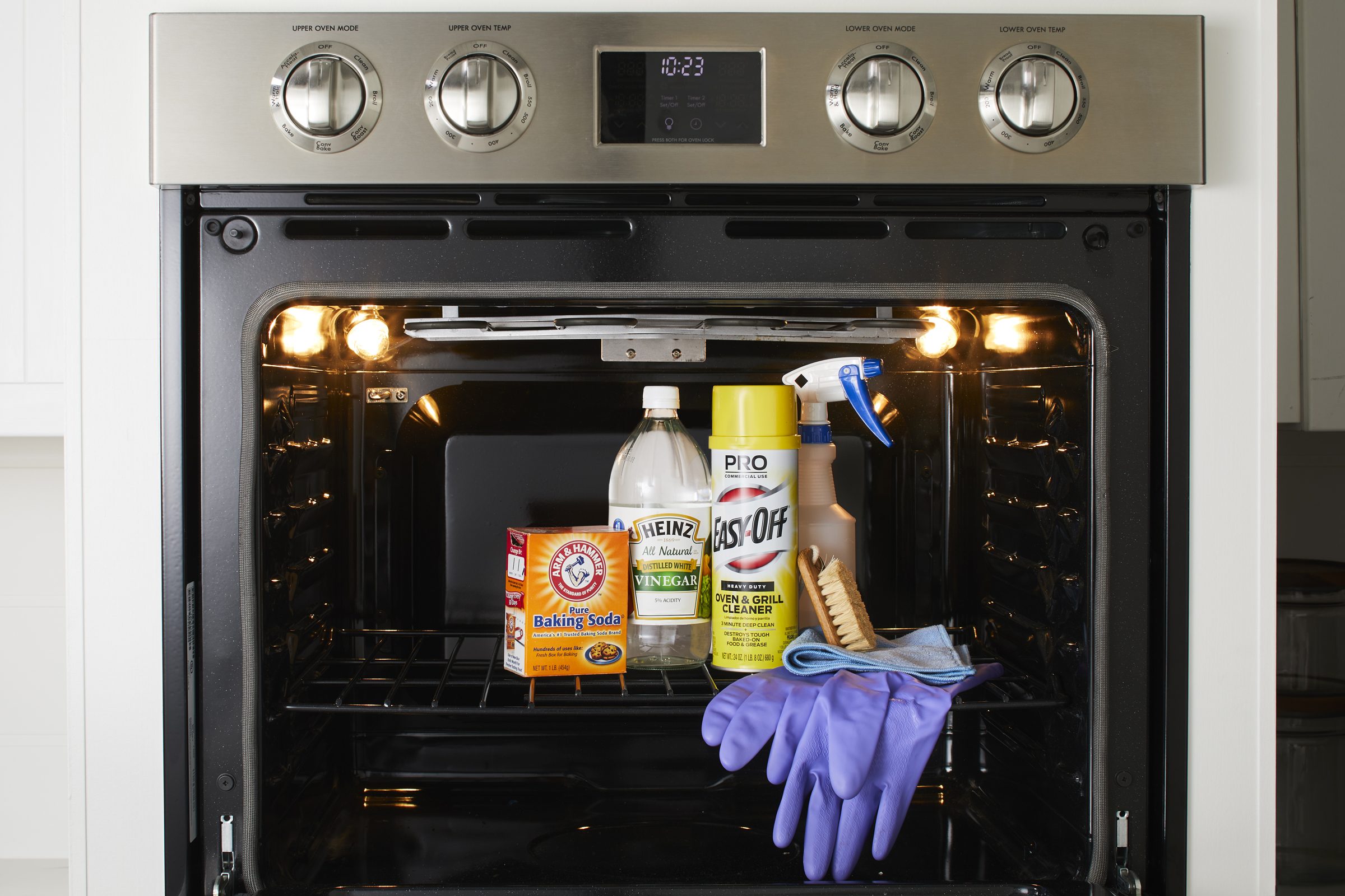 How to Clean an Oven Quickly and Easily