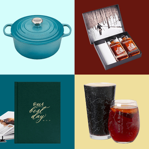 Cookware rests calmly on a light blue background; gift bottles sit open in a snow-themed box; a personalized photo book on teal; constellation glasses nearby.