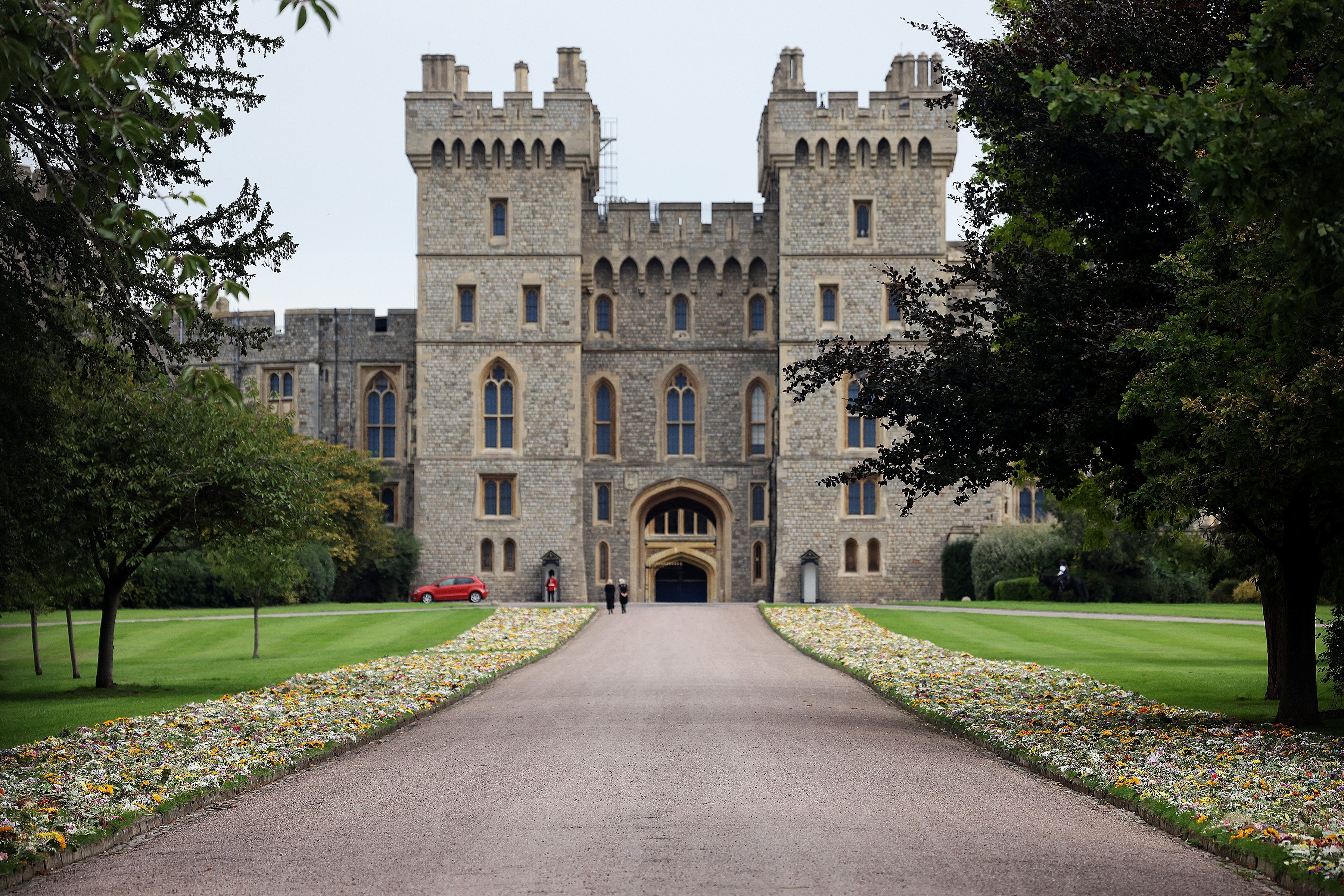 The Nation Mourns The Death Of Queen Elizabeth II - Tuesday