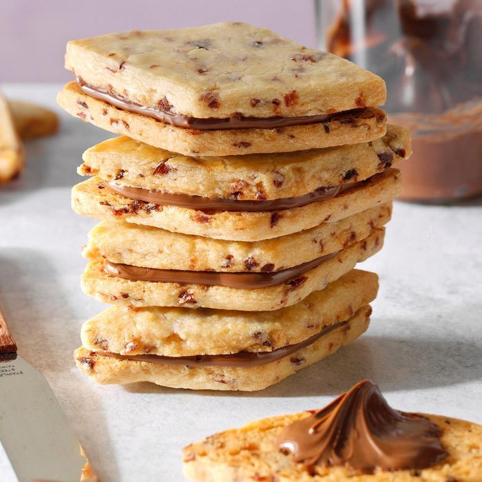 Cranberry Nutella Sandwich Cookies Exps Tohfm16 225025 B09 22 2b