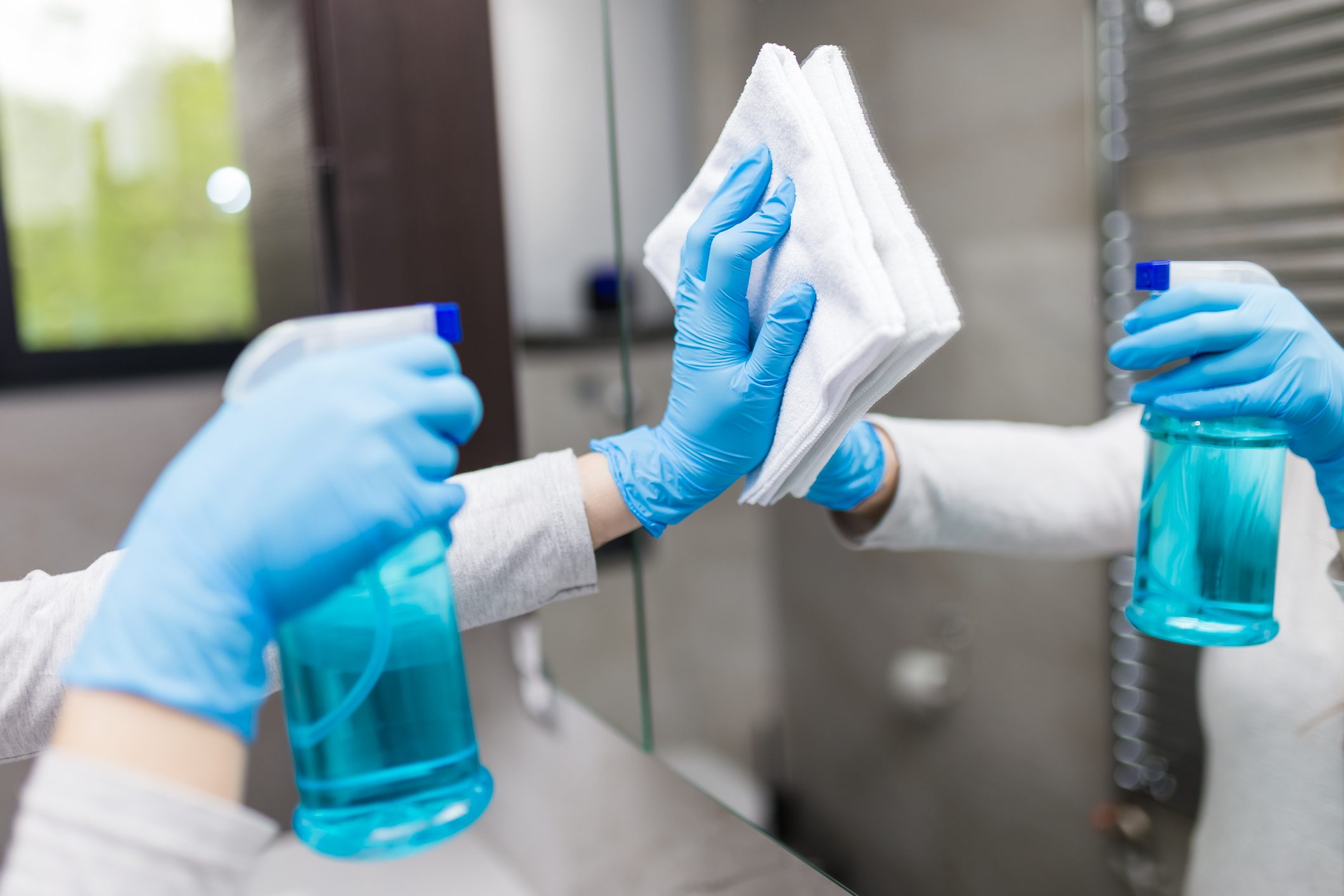 How to Clean a Mirror Without Leaving Any Streaks