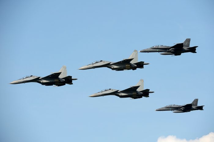 5 planes in the sky