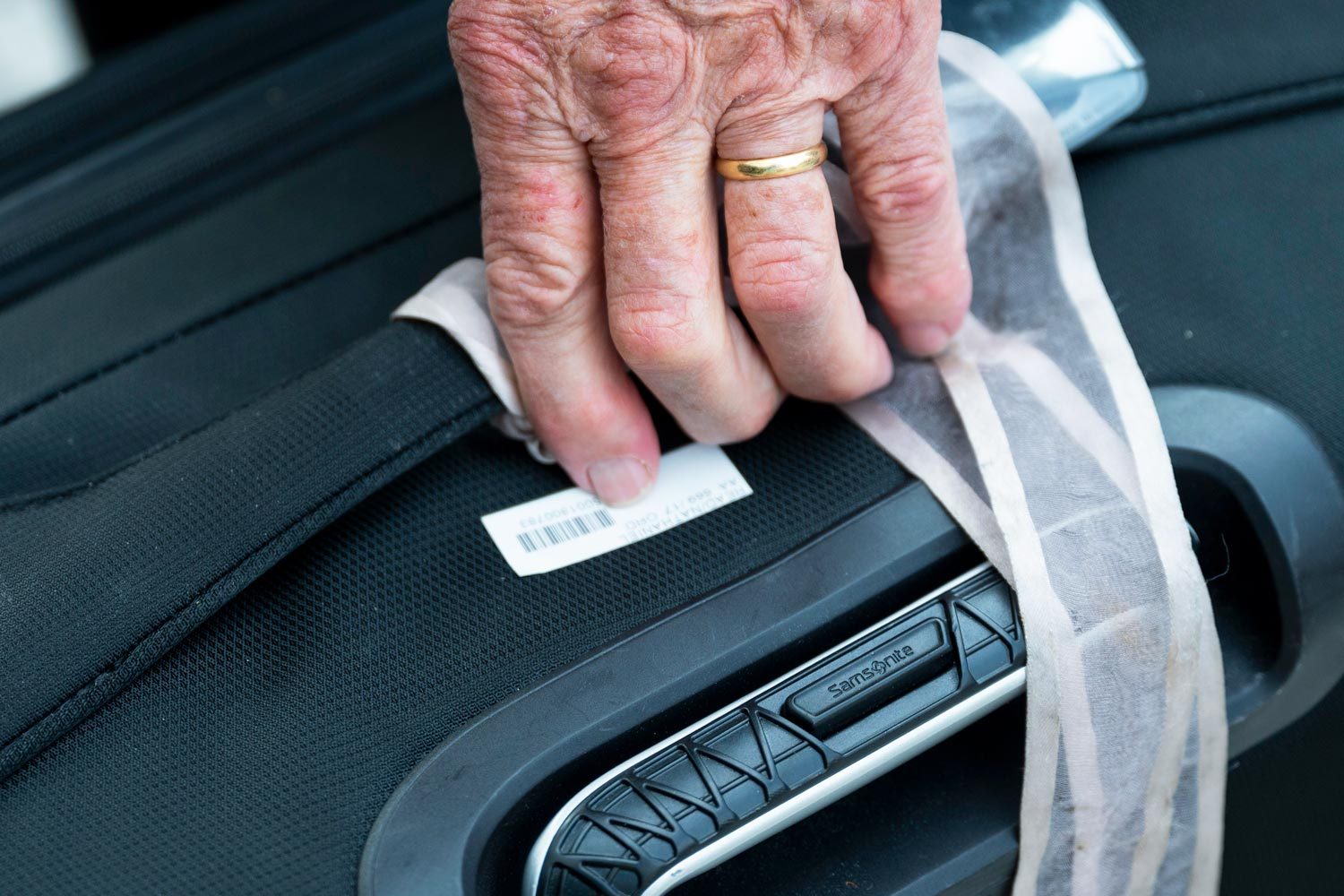 This Is Why You Should Always Remove Those Small Baggage Stickers After Flying