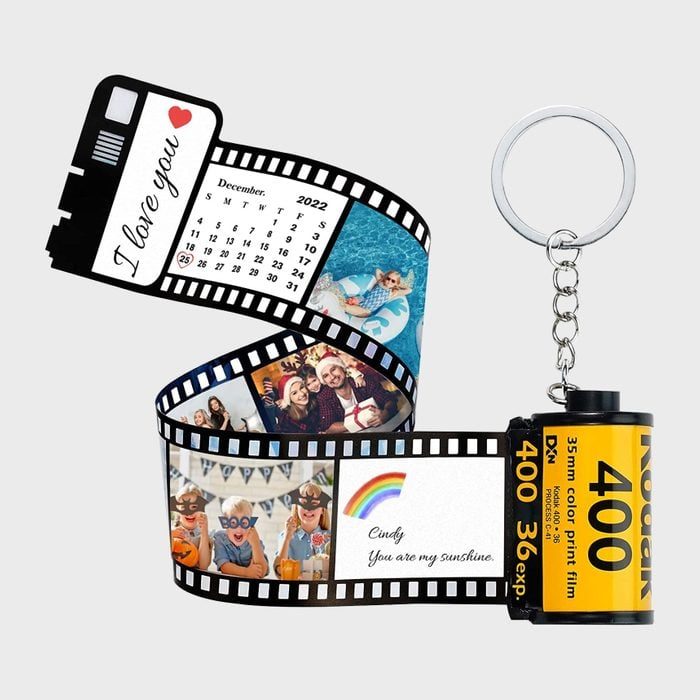 Film roll keychain displays photos and messages: 