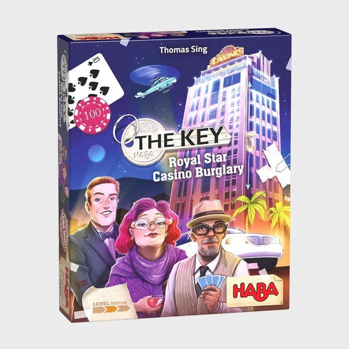 Box cover shows three detective characters holding cards, in front of a lit-up casino building, with playing cards and a helicopter nearby.