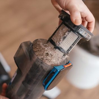Emptying a full vacuum cleaner canister