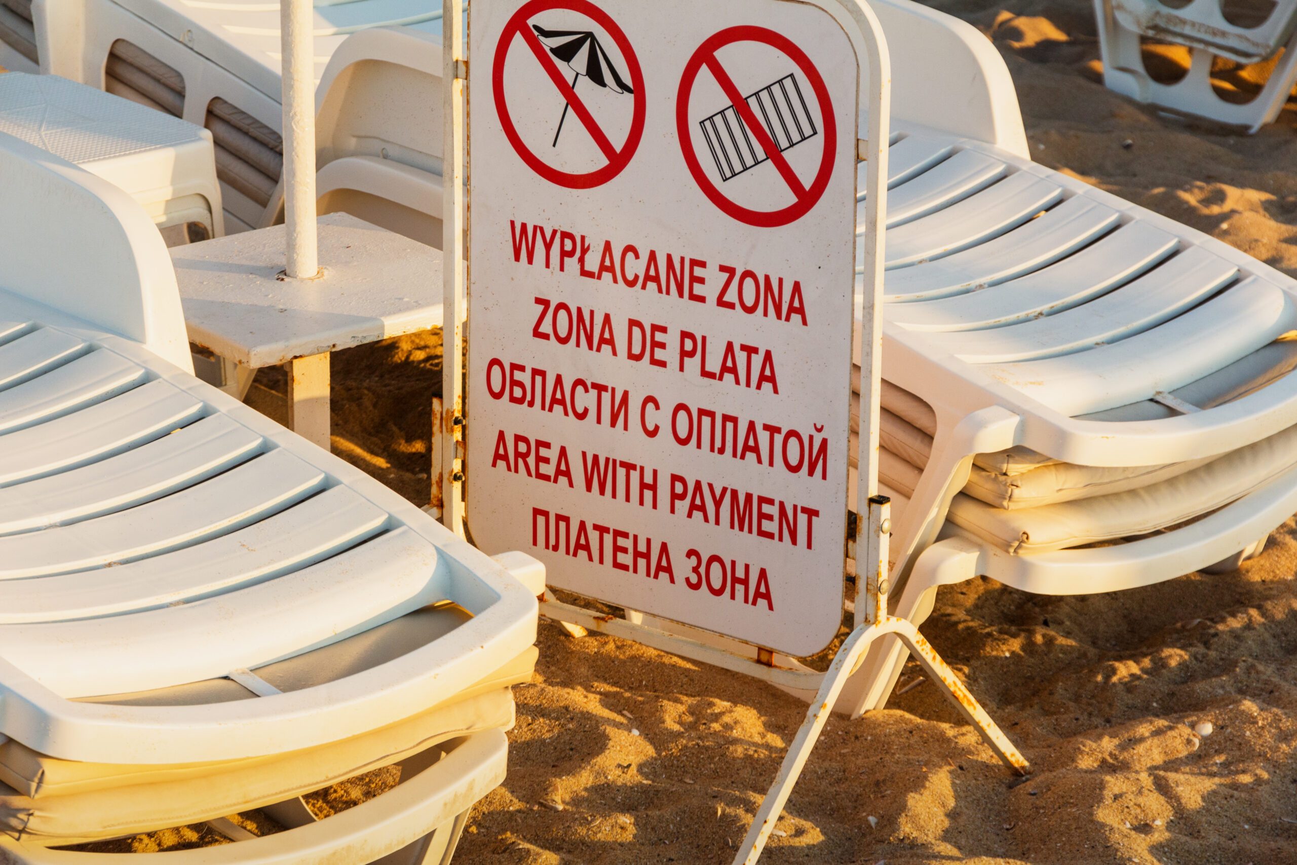 sign saying beach chairs must be paid for